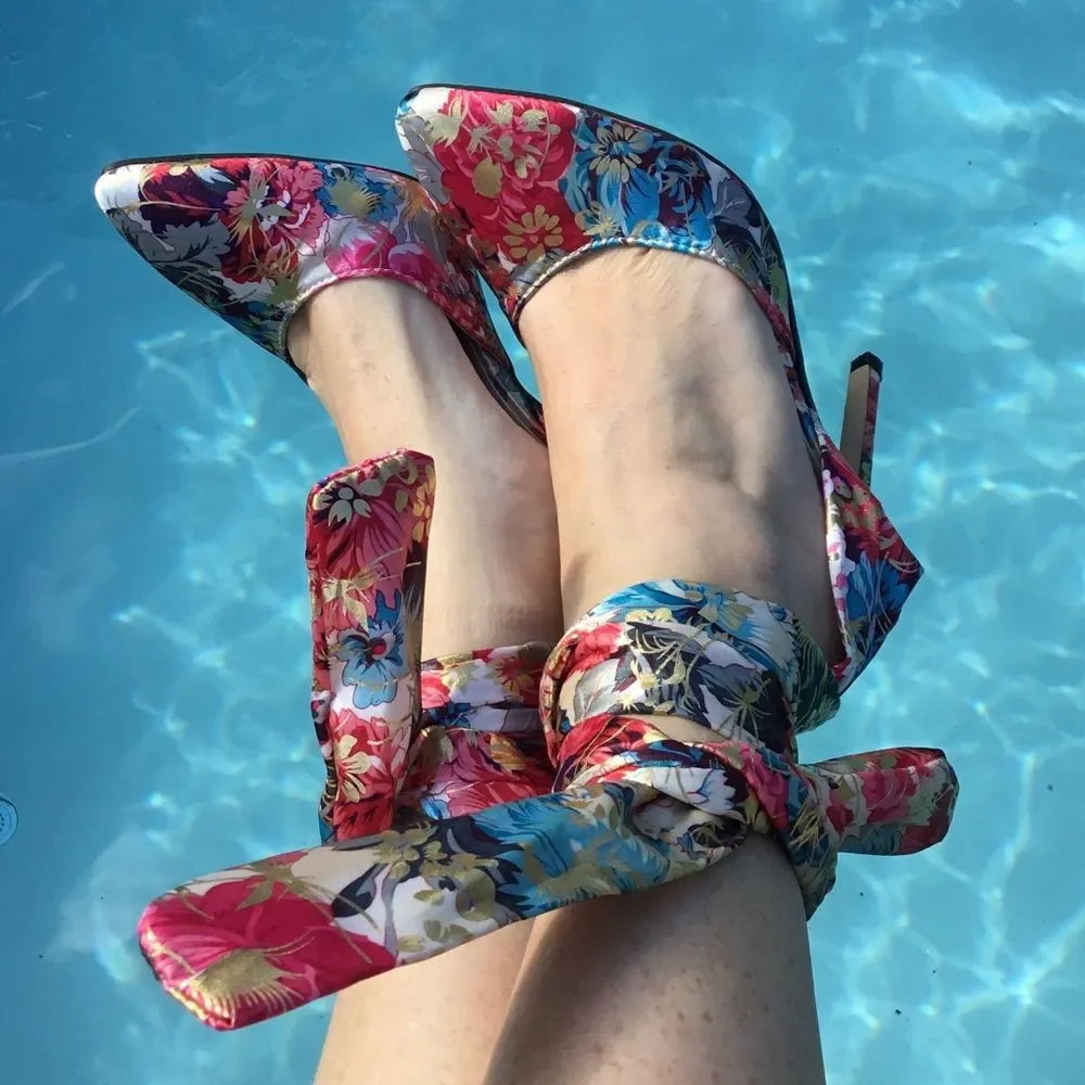 Beautiful satin gold tone and flower pattern stiletto shoes size 6.5 tie ankle